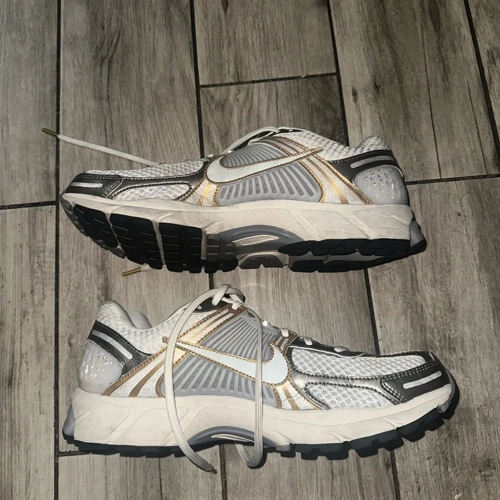 Men’s used Nike zoom Vomero 5 running shoes size 11.5 metallic gold platinum